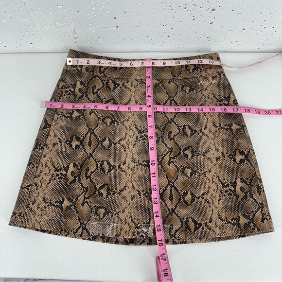 Blank NYC Women’s Size 26 Faux Snake Leather Lined Miniskirt - Picture 6 of 10